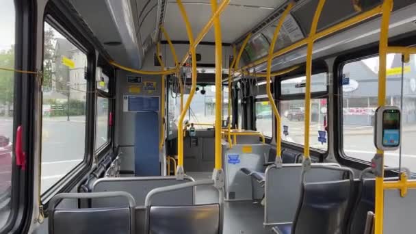 カナダのバンクーバーの空のバスが窓の外の駅の間を行き来する ブリティッシュコロンビア州の普通の生活 — ストック動画