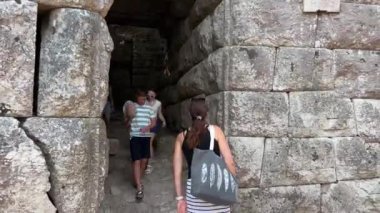 Butrint, Sarande İlçesi Arnavutluk Sinematik Roma Baptisterisi, Antik UNESCO Dünya Mirasları Merkezi 4K. Eski bir Buthrotum kasabasının kalıntıları. Arnavutluk, Butrint 09.09.2023