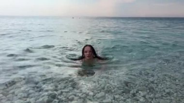 Güzel bir yaz günü, sabahın erken saatlerinde Arnavutluk Riviera 'sı boyunca resim gibi yazlık kulübeler. Arnavutluk 'un Borsh köyündeki sahil. Açık gökyüzü tatilcileri. İnsanlar güzel deniz İyon denizi.