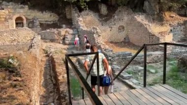 Butrint, Sarande İlçesi Arnavutluk Sinematik Roma Baptisterisi, Antik UNESCO Dünya Mirasları Merkezi 4K. Eski bir Buthrotum kasabasının kalıntıları. Arnavutluk, Butrint 09.09.2023