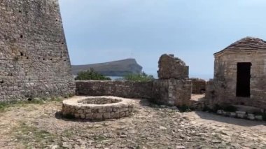 Porto Palermo Kalesi. Tepelensky 'li Ali Paşa, Venedik kalesinin yıkıntıları üzerine inşa edilen Ali Paşa Osmanlı İmparatorluğu' nun en zalim zorbalarından biriydi.