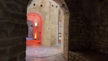 Porto Palermo Kalesi. Tepelensky 'li Ali Paşa, Venedik kalesinin yıkıntıları üzerine inşa edilen Ali Paşa Osmanlı İmparatorluğu' nun en zalim zorbalarından biriydi.