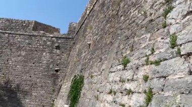 Porto Palermo Kalesi. Tepelensky 'li Ali Paşa, Venedik kalesinin yıkıntıları üzerine inşa edilen Ali Paşa Osmanlı İmparatorluğu' nun en zalim zorbalarından biriydi.