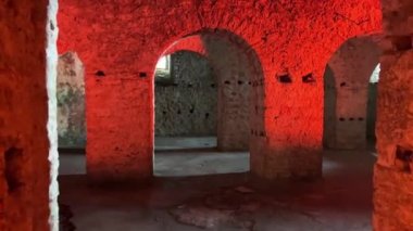 Porto Palermo Kalesi. Tepelensky 'li Ali Paşa, Venedik kalesinin yıkıntıları üzerine inşa edilen Ali Paşa Osmanlı İmparatorluğu' nun en zalim zorbalarından biriydi.
