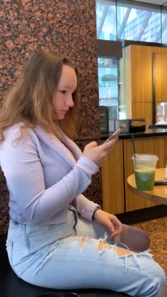 Passer Temps Starbucks Une Jeune Fille Dans Café Acheter Machalata — Video