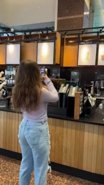 Tijd Doorbrengen Bij Starbucks Een Jong Meisje Een Café Machalata — Stockvideo