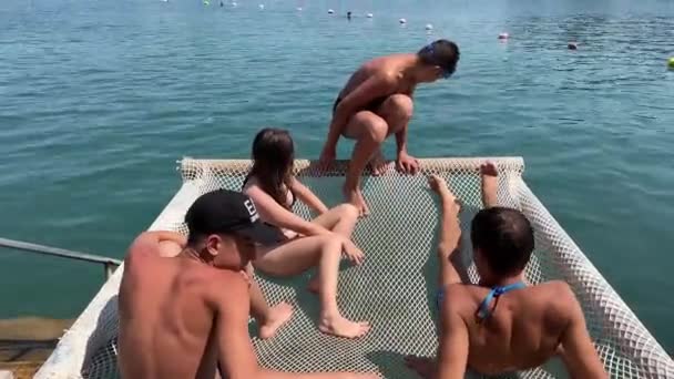 Jugendliche Urlaub Ionischen Meer Albanien Jugendfreunde Liegen Auf Einer Hängematte — Stockvideo