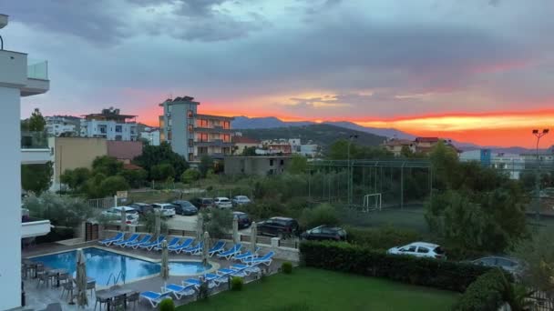 アルバニア中央ストリートエンバンクメントカー 人々はイオニア海のビーチのアルバニアのホテルのビーチで生活を観光します ニュース リアルライフ 旅行者は海アルバニアへのビーチ旅行で休暇 2023 — ストック動画