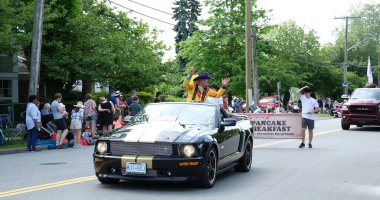 Vancouver 'daki eşcinsel geçit töreni farklı kostümlü eski arabalarla caddede yürüyor renkli eğlence seçimleri yapıyor. Vancouver Kanada 'da lezbiyen gey transseksüeller 09.09.2023