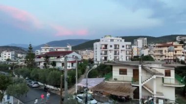 Arnavutluk 'un Kemil Saranta kentinde Avrupa' da tatil, sokak manzaraları, turistlerin evleri, turistlerin tatilleri, fotoğraf çekimleri, güzellik rahatlatıcı yaz manzaraları. Sahil sezonu