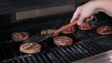 Barbekü burgerleri ızgarada ızgara ve et ile hazırlandı.