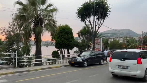 Albania Calle Central Embankment Cars Personas Turistas Vida Ciudad Albania — Vídeos de Stock