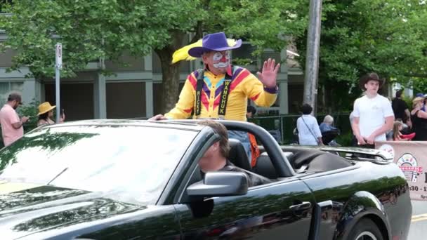 Gay Parade Vancouver Marcheren Door Straat Oude Auto Verschillende Kostuums — Stockvideo