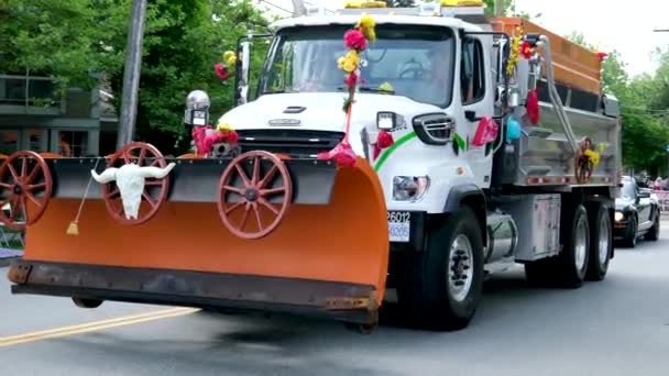 Vancouver Daki Eşcinsel Geçit Töreni Farklı Kostümlü Eski Arabalarla Caddede — Stok video