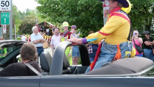 Gay Παρέλαση Στο Βανκούβερ Πορεία Κάτω Από Δρόμο Παλιά Αυτοκίνητα — Αρχείο Βίντεο