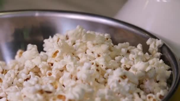 Läckra Sockerpopcorn Med Massor Karamell Kolasmak Popcorn Närbild Högkvalitativ Film — Stockvideo