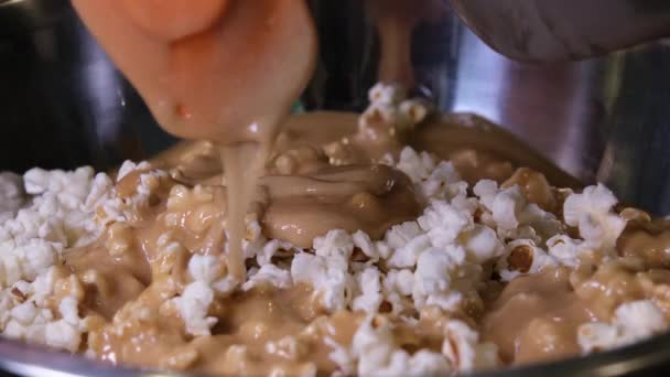 甜甜的爆米花 有大量焦糖 焦糖味的爆米花特写 高质量的4K镜头 — 图库视频影像