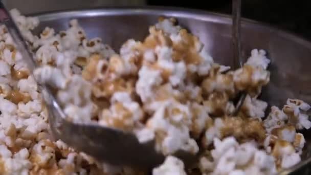 Heerlijke Zoete Popcorn Met Veel Karamel Karamel Smaak Van Popcorn — Stockvideo