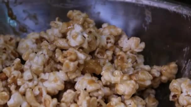 Läckra Sockerpopcorn Med Massor Karamell Kolasmak Popcorn Närbild Högkvalitativ Film — Stockvideo