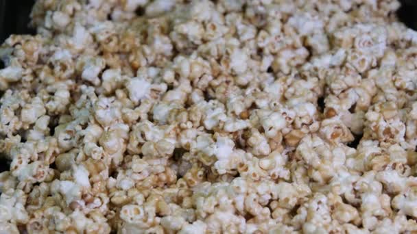 Heerlijke Zoete Popcorn Met Veel Karamel Karamel Smaak Van Popcorn — Stockvideo
