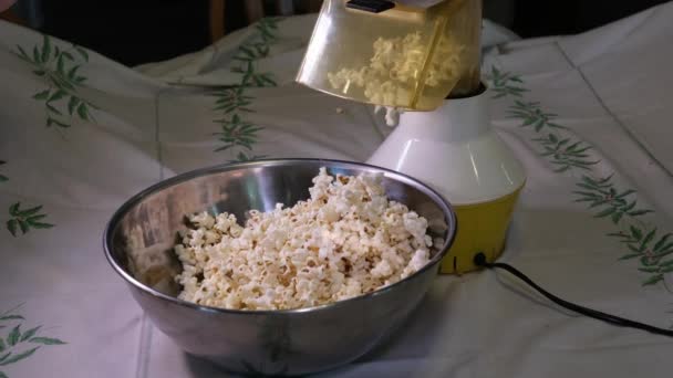 Läckra Sockerpopcorn Med Massor Karamell Kolasmak Popcorn Närbild Högkvalitativ Film — Stockvideo