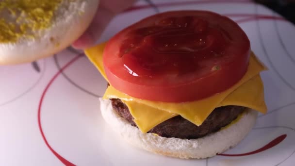 Hamburger Hazırlama Süreci Yapımı Hamburgerci Hardal Pirzola Sosu Yayma Ekmek — Stok video