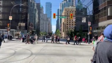 Gerçek zamanlı insanlar Vancouver 'da yaşıyor. Kanada merkez caddeleri işe gitmek için koşuşturuyor. Hayatları için koşuşturuyorlar.