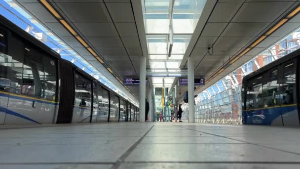 Sky Σιδηροδρομικός Σταθμός Νέο Τρένο Που Φθάνουν Και Αναχωρούν Από — Αρχείο Βίντεο