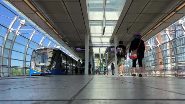 加拿大温哥华 天空火车站新火车到达和离开车站人们等待着难以辨认的明亮大厅伟大的天气主要街道科学世界车站 — 图库视频影像