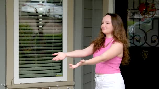 Κορίτσι Άπλωσε Χέρια Της Και Αναμένει Μια Καλή Παράδοση Πίτσα — Αρχείο Βίντεο