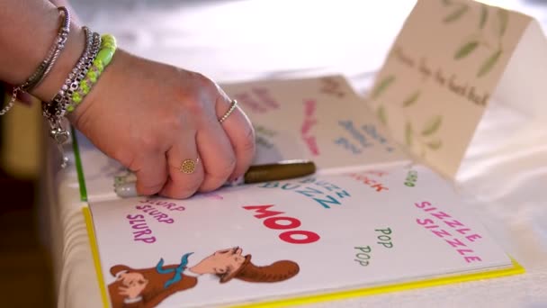 Célébration Naissance Livre Enfants Souhaits Souvenirs Belles Inscriptions Lieux Pour — Video