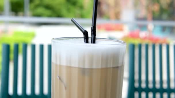 Bicchiere Caffè Freddo Con Latte Alla Panna Bevanda Fredda Caffè — Video Stock