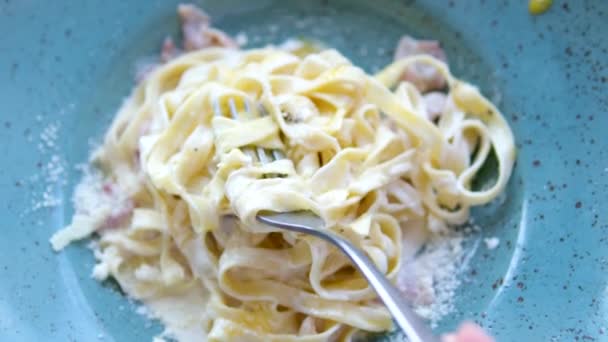 Piatto Deliziosi Spaghetti Alla Carbonara Una Tipica Ricetta Pasta Condita — Stockvideo