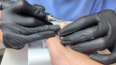 Pedikür uzmanı pedikür salonunda ayak tırnaklarını keserken tırnak makası kullanır. Yüksek kalite 4k görüntü