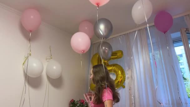 Festeggiare Quindicesimo Compleanno Ragazza Adolescente Corre Giro Stanza Tirando Palloncini — Video Stock