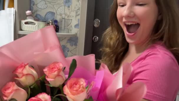 Agencia Internacional Felicitaciones Entrega Flores Niña Abre Puerta Encuentra Con — Vídeo de stock