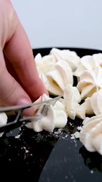 Cukiernik Przygotowuje Pyszne Babeczki Kuchni Kroi Kawałki Aby Służyć Gościom — Wideo stockowe