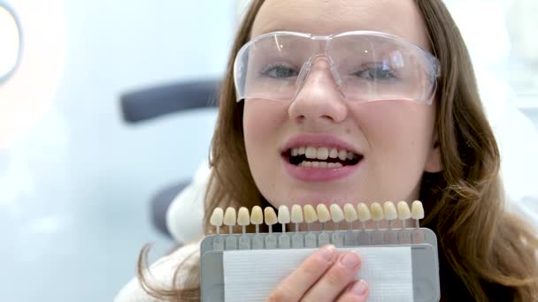 Zahnaufhellung Perfekte Weiße Kronenzähne Aus Nächster Nähe Mit Schattenbleichfarbe Weibliches — Stockvideo