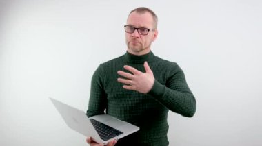 Bir alyans göster. Dizüstü bilgisayarı olan bir adam gözlüğünü ayarlar. Dikkati dağılır. sadık kalmak için evli olmak