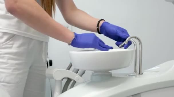 Médicos Estão Higienizando Cadeira Dentista Por Desinfetante Para Ganhar Coronavírus — Vídeo de Stock