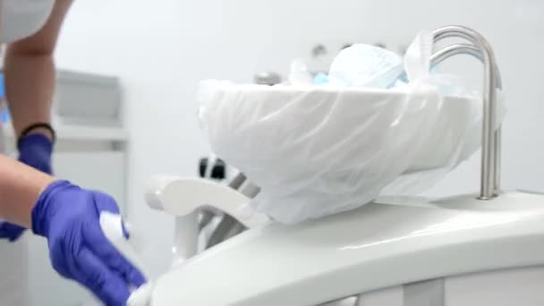 医師はコロナウイルスに勝つために消毒剤によって歯科チェアを衛生しています 人々はコビド19の噴霧消毒を作ります コロナウイルスに対する抗菌サニティナイザーを使用した女子消毒室 — ストック動画