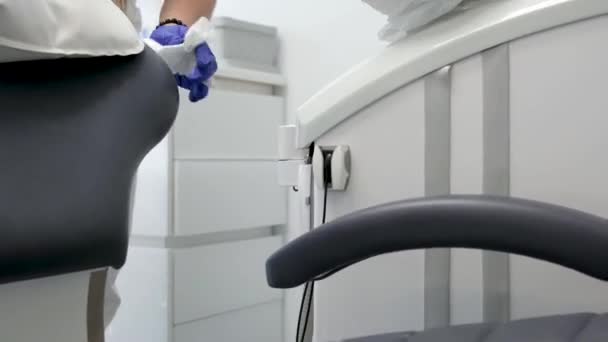 Lekarze Dezynfekują Krzesło Dentystyczne Środkiem Dezynfekującym Wygrać Koronawirus Ludzie Wykonują — Wideo stockowe