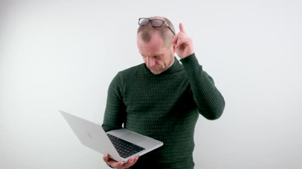 Pria Dewasa Dengan Laptop Memakai Kacamata Melihat Pada Layar Visi — Stok Video