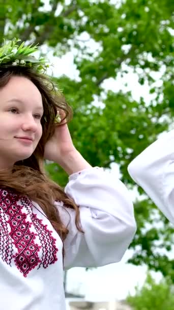 Красиві Молоді Жінки Дівчата Плетуть Вінки Ходять Сміючись Спілкуючись Парку — стокове відео