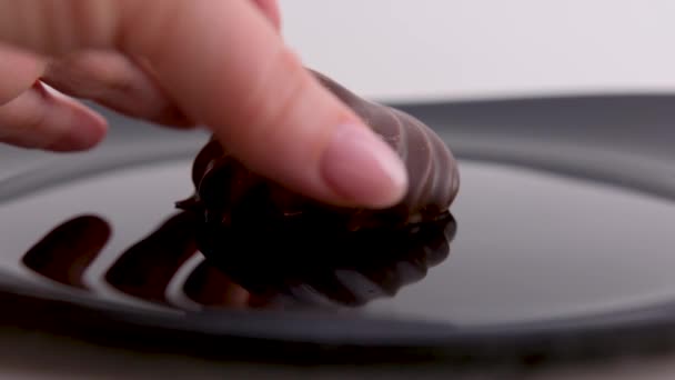Läcker Dessert Marshmallows Choklad Svart Tallrik Kvinnlig Hand Tar Sin — Stockvideo