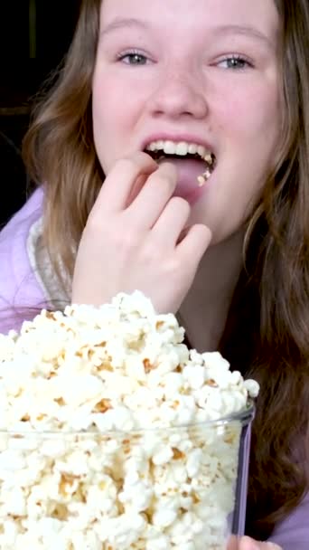 Ung Flicka Tonåring Dricka Ett Sugrör Från Glas Dryck Popcorn — Stockvideo