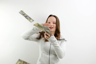 Kibirli zengin kız gururlu bir ifadeyle dolar saçıyor, zengin hayatıyla övünüyor, etrafa para saçıyor, parayı çarçur ediyor. Stüdyoda çekim izole edildi