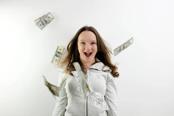 Arrogantes Wohlhabendes Mädchen Das Mit Stolzem Hochmütigem Gesichtsausdruck Dollars Verstreut — Stockfoto