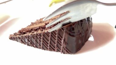 Prag pastasından bir parça. Tatlı tatlı. Çikolatalı pasta. Ev yapımı Prag keki, bir parça kek tabakta duruyor. Festival masası için lezzetli bir tatlı. Bir parça Prag Tatlı Çikolata. 