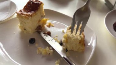 Kahvaltı görüntüsü. Bir adam süzme peynirli börek yiyor, şurup içiyor ve kahve içiyor. Yüksek kalite 4k görüntü